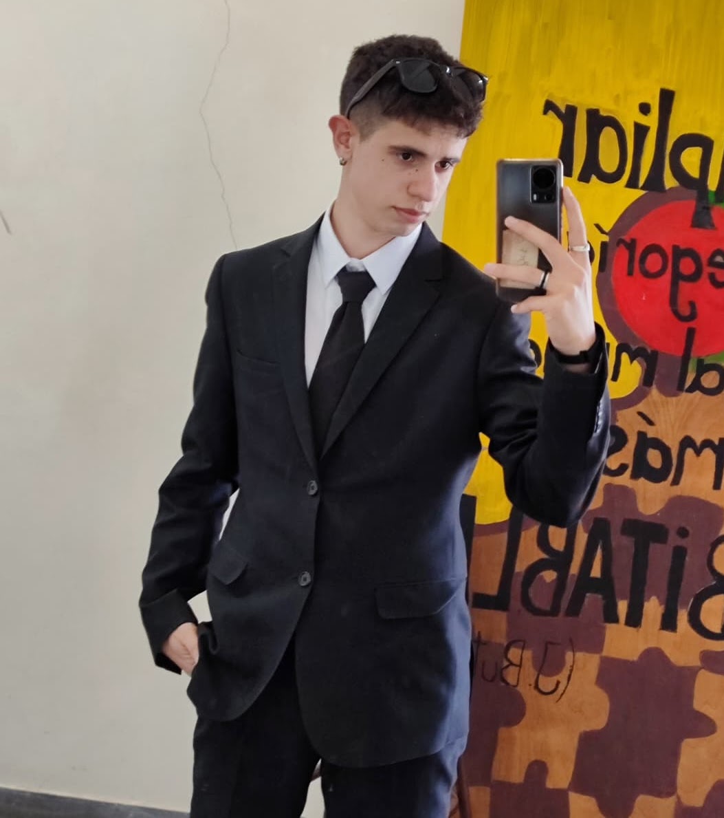 Marcelo da Silva dando una exposición en el aula